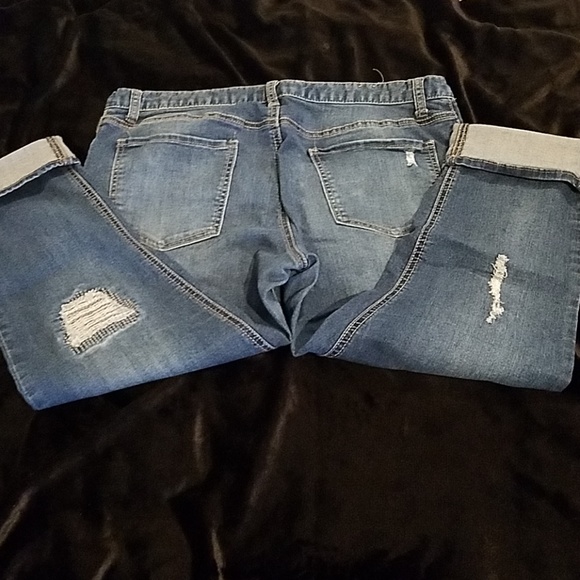 Distressed cropped jeans - Picture 2 of 4